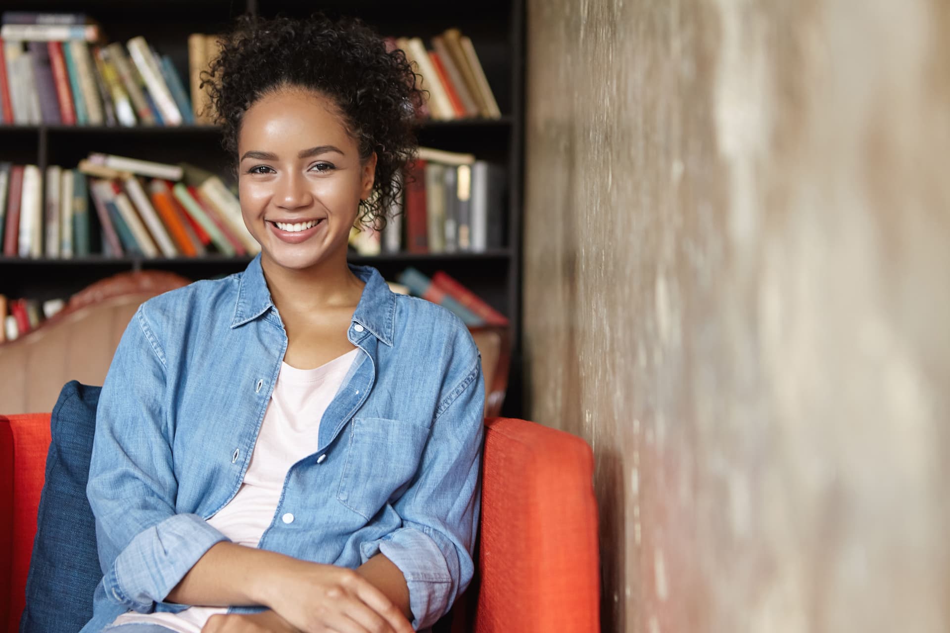 woman_sitting_library_couch_47d367dbba.jpg